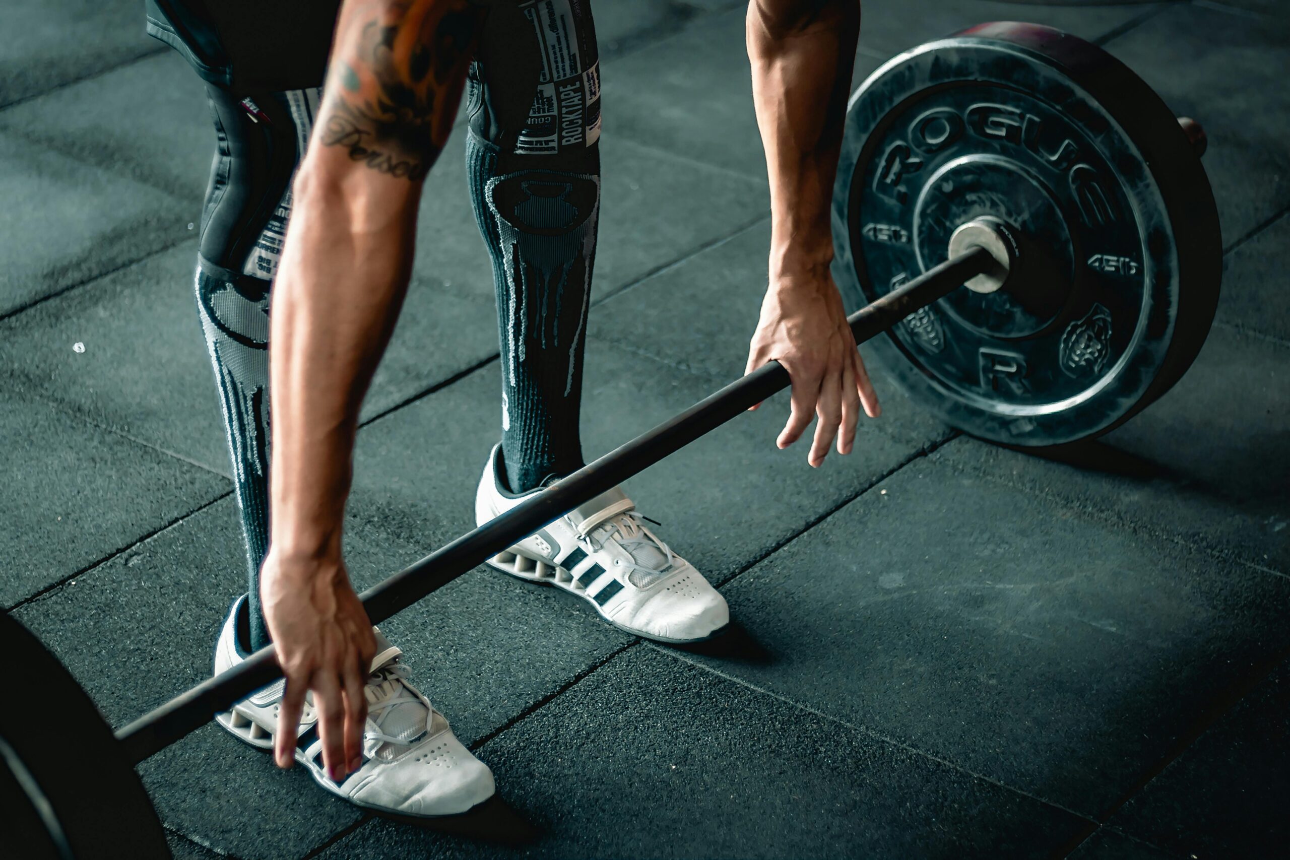 Gewichthefschoenen met barbell