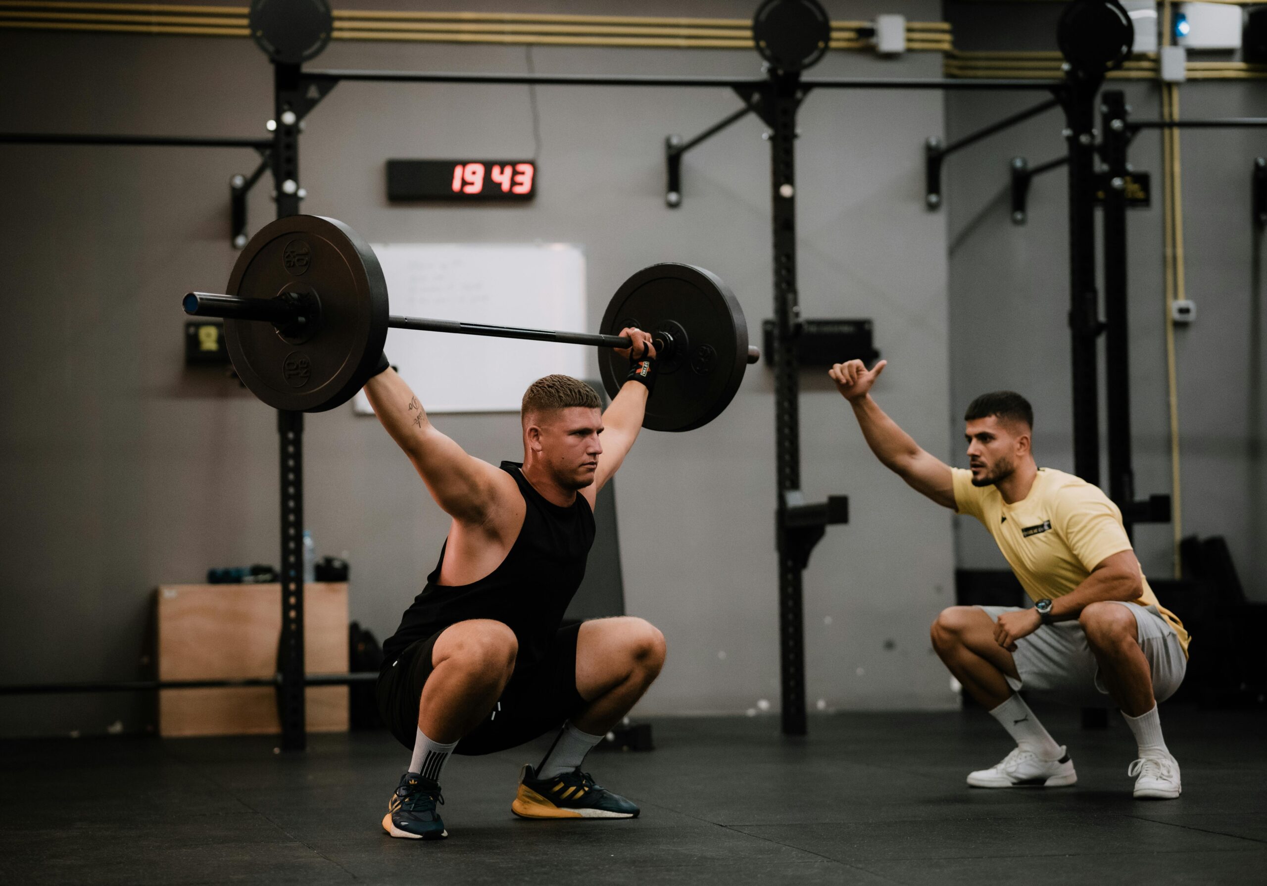 Man die snatch doet in gym
